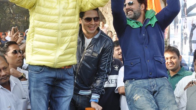 Akshay Kumar in Dino Morea’s fitness family with Aaditya Thackeray Akshay Kumar in Dino Morea’s fitness family with Aaditya Thackeray